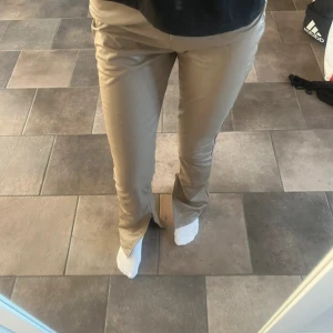 bruna/beige skinnbyxor med slits  - super snygga bruna/beige skinnbyxor med slits, använd ett par få gånger 