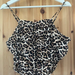 Leopardmönstrad topp - Storlek M, väldigt bra skick använd 1-5 gånger
