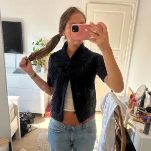 Kofta med knapp - Söt kortärmad kofta med en knapp, storlek S