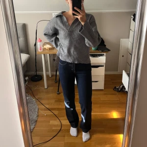 Weekday Jeans mörkblå storlek 26/32 - Mörkblå jeans från Weekday. Jeansen är i storlek 26, längd 32. Skicket på jeansen är bra (inprincip oanvända)