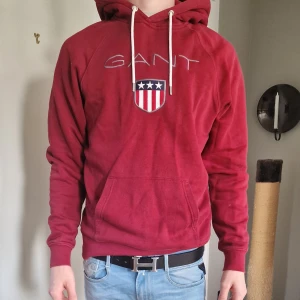 Gant hoodie - Gott skick, inga slitningar eller hål. Storlek XL (ungdomstorlek, typ som M för män). Killen är 181 cm lång. Säljer även en i marinblått 