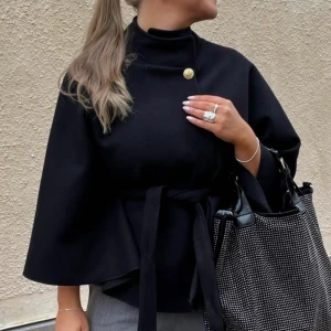 Missay jacka  - Missay poncho I helt nyskick, prislapp kvar!  Svår att få tag i.  Färg: Marinblå  Köpet går via mig och inte appen pga att jag inte lyckats få in mitt konto osv💖