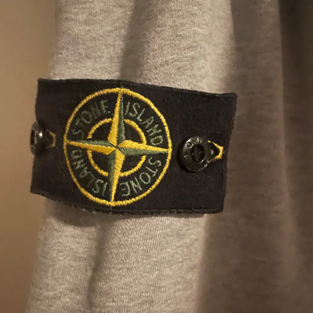 Säljer då min Stone island tröja. Finns inget fel på den och den är nästan som ny skick.  Den är äkta . Hoodies.