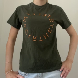 Stella McCartney t-shirt - Sååå snygg t-shirt från Stella McCartney 🥹🥹💞strl 12 years men passar mig med XS/S