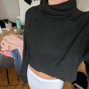 Svart stickad tröja med krage. Storlek S - Svart stickad tröja med krage från BikBok i storlek S. Bra skick på tröjan! 