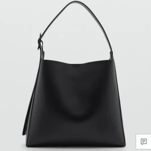 Mango väska - Hej💕 säljer den populära och super fina väska ifrån Mango som är väldigt rymligt samt har ett fack i mitten som delar av väskan💕 den är i nyskick  36.0x49.0x14.0 cm (Längd x Höjd x Bredd).