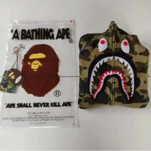 Bape Hoodie Storlek L - Bape hoodie 1st camp i storlek L. Tvättad en gång, inga defekter eller skador