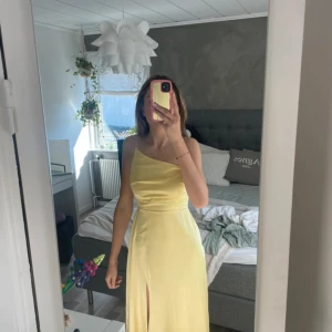 Balklänning  - En väldig fin gul balklänning som är i mycket bra skick, förekommer inga defekter. Plagget är endast använd två gånger. 