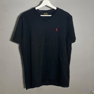 Ralph lauren tröja  - Inköpt för 799kr Bra skick👍✅  Lägg ett prisförslag ba 👍✅