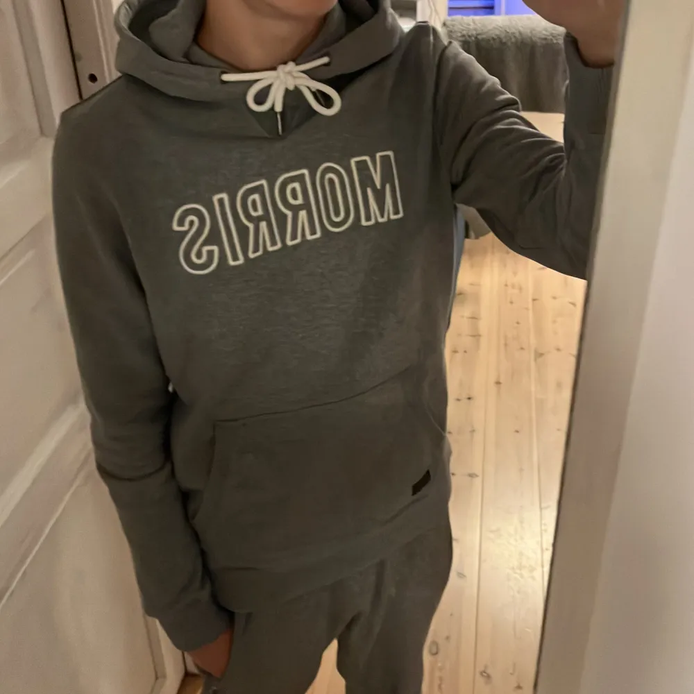 Morris hoodie perfekt inför hösten/vintern. Bra skick utan några defekter. Storlek M, passar mer S. Nypris 2000.. Hoodies.