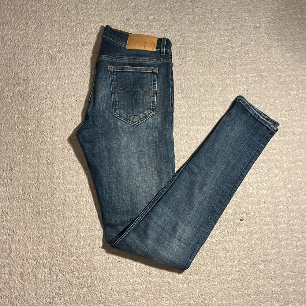 Tja! Säljer detta riktigt feta paret Tiger of Sweden jeans! Bra skick! Nypris ish 1600kr, mitt pris 249kr! Aningen tajt i modellen! Vid minsta fundering tveka inte att kontakta mig! //JeansLabbet. Jeans & Byxor.