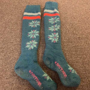 Skidstrumpor Kari traa - Tjocka varma skidstrumpor från Kari Traa. Hittar ej storleksmarkering men jag är 36 och kan ha dem. Lite noppriga. 