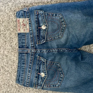 True religon jeans  - True religon jeans i modellen Becca i storlek 26. Bra skick!💗 skriv för mer bilder!