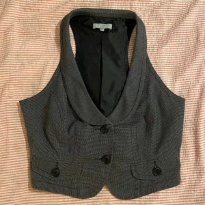 Grå Vest - Passar tyvärr inte lika bra längre, inte direkt säker på märket, köpte den på second hand, super bra skick 