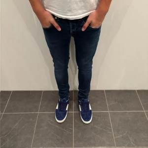 Dondup George  - Stilrena dondups Strlk 31 Köpta p plick  Säljer för d inte passar längre Kom privat vid minsta fråga Passar 175-180 då de är uppsydda