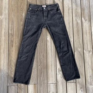 Levis 501 - Svarta Levis 501, runt märke på bakfickan, 31x32