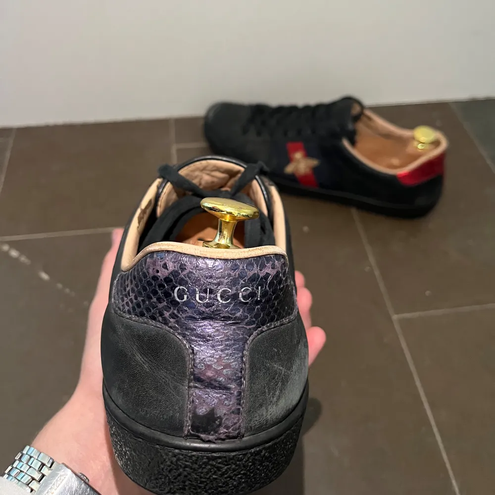 Gucci skor | storlek 43 | inget og | cond 7/10 litet hål och tråden har gått upp lite (kom privat för bilder) | nypris 7200 mitt pris 1299 | hör av er vid frågor och funderingar!💫. Skor.