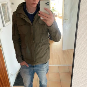 Fieldjacket superdry - Tja! Säljer nu min superdry fieldjacka i storlek s! Nypriset ligger på 1500:- mitt pris 699:-. Pris kan diskut vid snabbköp. Storleken är s men passar m