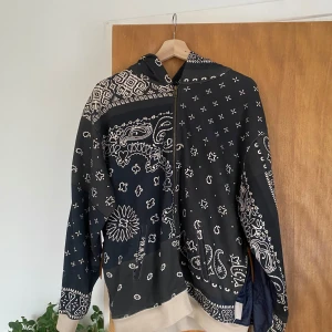 Kapital bandana hoodie - En zip up hoodie från Kapital i storlek 1 (sitter som M)  Skriv med minsta fundering och för bilder på tags (kunde inte ha med alla bilder)