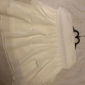 Vit volang kjol från Chelsea - Säljer en superfin vit kjol från Chelsea. Perfekt för sommardagar eller en festlig kväll! 🕊️