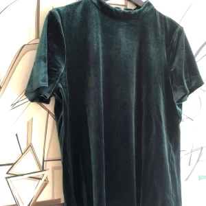 Esprit grön sammets blus - En superfin grön sammets blus från Esprit strl 42 UK 16 Jag skulle säga den passar även 36/38/40 beroende på hur tight du vill ha den. 