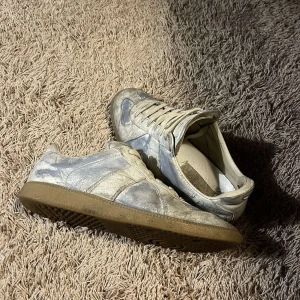 Maison Margiela skor - Tja, säljer nu mina maison margiela, i storlek 42. Kvitto och box saknas. Ganske slitna, men ändå sköna, det är mest smuts så går lätt att fixa med lite arbete. Nypris ca 6700kr