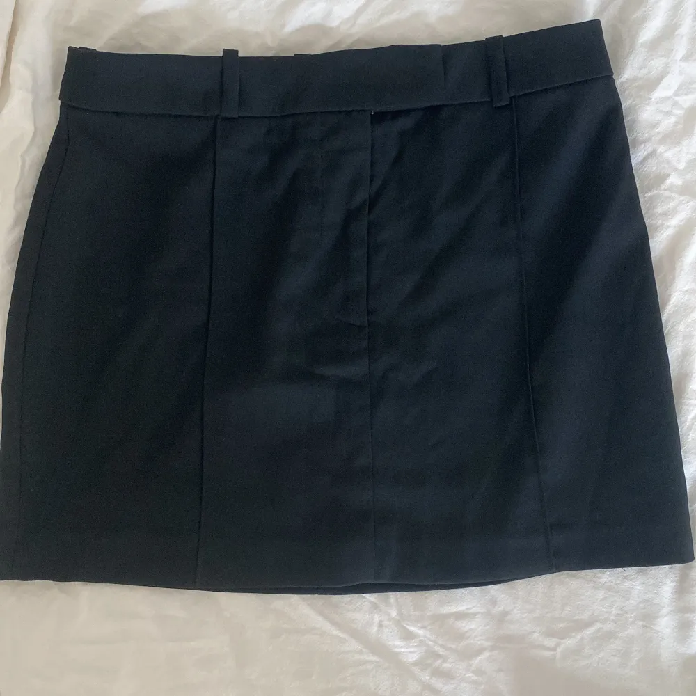 H&M black mini skirt, great condition . Kjolar.