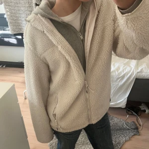 Teddy jacka  - Storlek xs men väldigt stor i storleken, säljer då den inte riktigt passar mig jag är 160💕