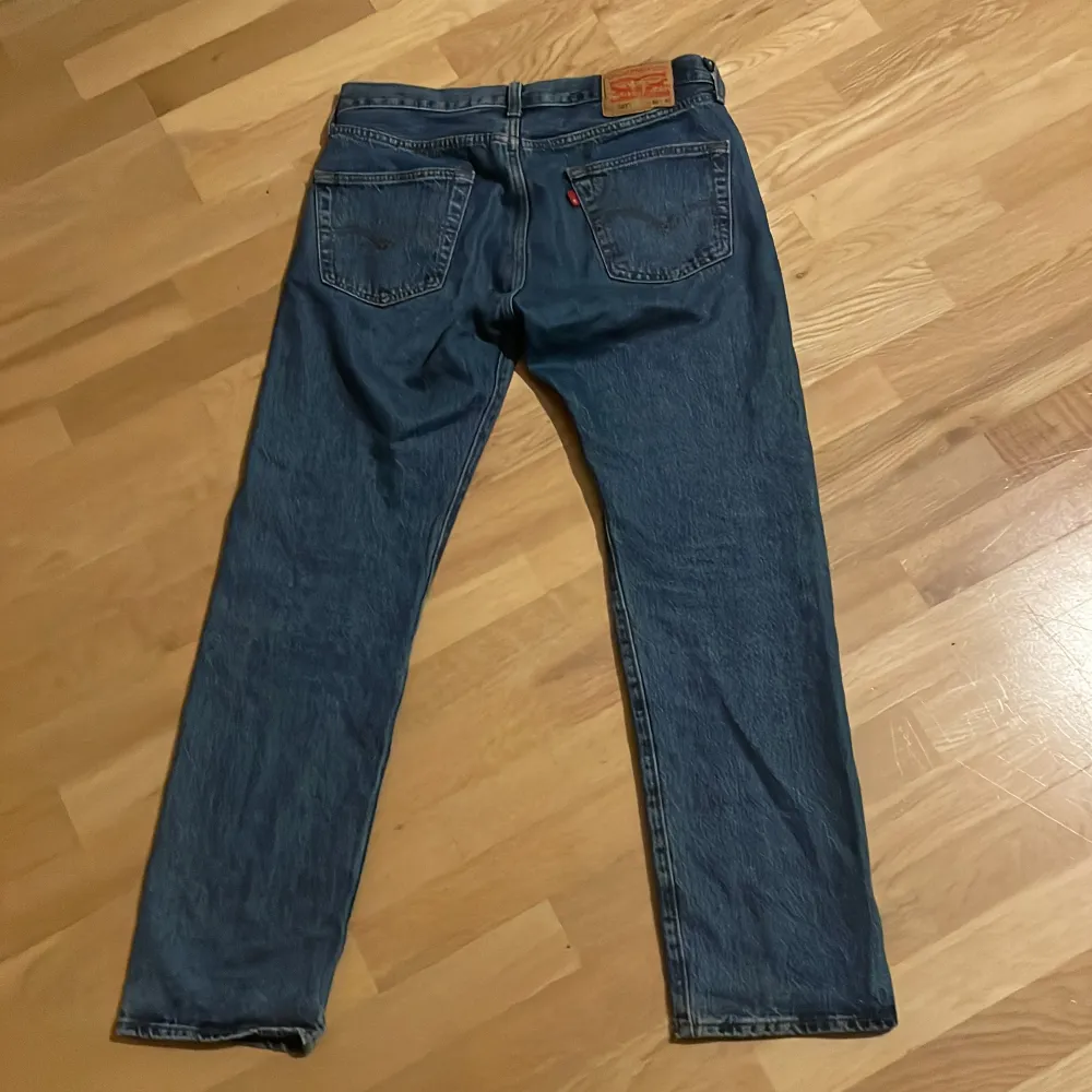 Levis 501 w30l30 dom är i bra skick inga hål och priset kan diskuteras. Jeans & Byxor.