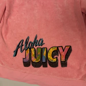Juicy set  - Asså nej jag säljer mitt asfina juicy set, det är så fint 😍😍 byxorna är storlek XS och tröjan är storlek M. Så fin!!! 
