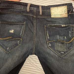 Jack and Jones jeans  - Så fina jeans från Jack and Joans som tyvärr är lite för stora på mig. Det är dock en liten fläck på högra låret men som man kanske kan få bort. 💕💕 Jag är runt 170 cm och har ofta S/M. 