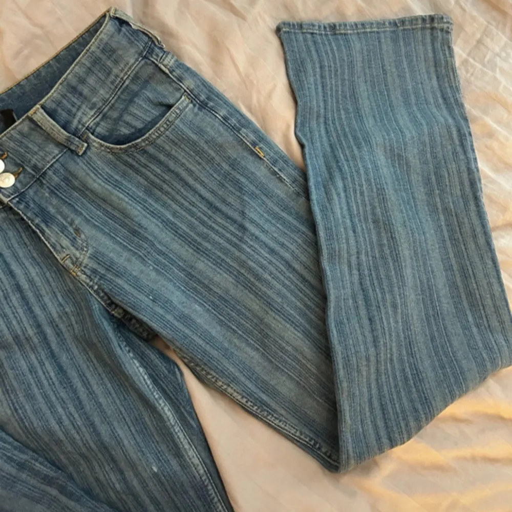 Storlek 38 från h&m, går ej längre att köpa, low waist bootcut . Jeans & Byxor.