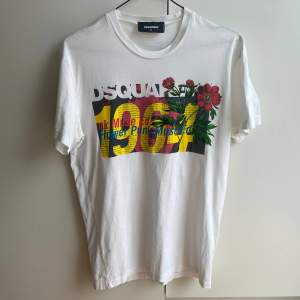 Säljer denna feta Dsquared2 t-shirt. Storlek M. Bra skick. Självklart är den äkta.