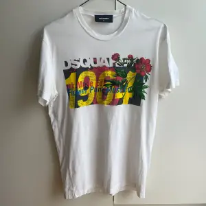 Säljer denna feta Dsquared2 t-shirt. Storlek M. Bra skick. Självklart är den äkta.