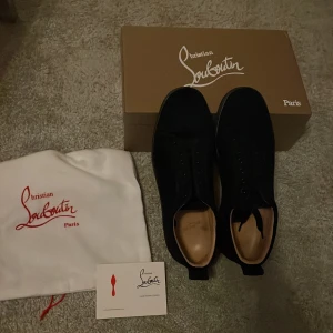 Louboutin skor - Säljer nu dessa feta Christian louboutin skor Dunder skick  Skriv till mig vid minsta fundering 