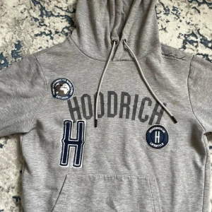 Grå Hoodrich hoodie - Grå Hoodrich hoodie i storlek M i bra skick 