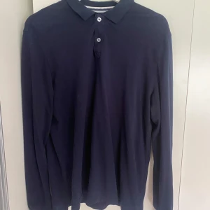 Långärmad piké  - Säljer min långärmade piké i storlek M från pier one. Den är i schysst skick o inte använd så ofta. 