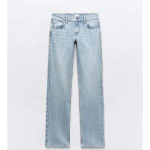 Säljer dessa lågmidjade jeansen från zara. Jeans är använda cirka 3 gånger, Jeansen är i stl 34. Nypris 400 kr