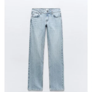 Zara jeans - Säljer dessa lågmidjade jeansen från zara. Jeans är använda cirka 3 gånger, Jeansen är i stl 34. Nypris 400 kr