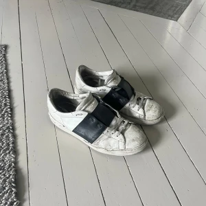 Valentino Opens - Säljer nu mina valentino opens som är väldigt smutsiga därav det billiga priset. Vissa sömmar vid sulan har börjat gå upp,  men går att tas till skomakare och få fixade för ca 500, men har själv inte orken för det. Finns även litet hål i ena sulan.
