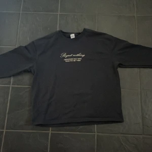 Sweatshirt - Sweatshirt från zara som är mörkblå i storlek L använd fåtal gånger 