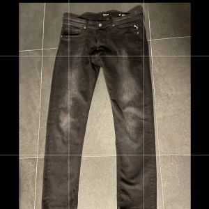 Replay jeans - Jeansen är i storlek 33 och i modellen grover, skicket på jeansen är som nya, aldrig tvättade👍☃️