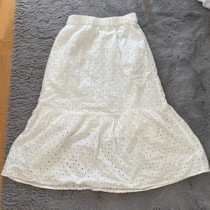 Långkjol  - Väldigt fin men tyvärr för liten andvänd en gång är i väldigt bra skick. Skulle säga att den är lite kort i längden 