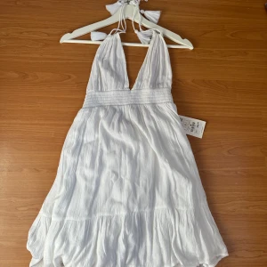 Fin oanvänd halterneck klänning🤍 - Helt oanvänd vit klänning från pull & bear i storlek L men passar även M🤍 justerbar knytning i nacken!