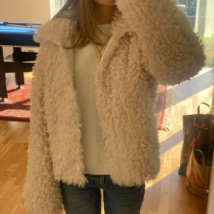 Fluffig jacka🥰 - Suuuper mysig jacka helt ny med prislappen kvar, perfekt till hösten🥰🍂
