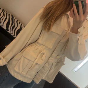 Beige vår/höst jacka - Fin beige jacka från hm helt i nyskick, köpt för 500kr. Storlek M och passar mig bra som är s-m 🩷