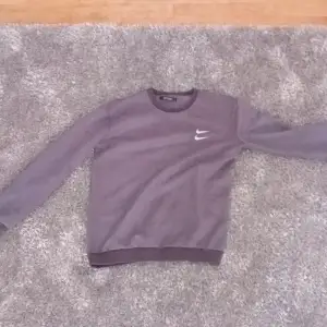 Hej säljer en fin grå nike hoodie inte använd mer än 3 gånger