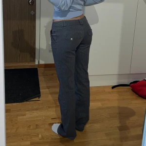Lågmidjadekostymbyxor - Ett par grå lågmidjadekostymbyxor som sitter så fint! Säljer pågrund av att de inte kommer till användning (för lågmidjade för min smak). Köpta här på Plick. Midja 81cm & innerben 83cm. Jag är 163 cm lång. Skriv vid funderingar💕