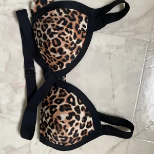 leopard mönstrad bikini topp - bra skick, storlek M/ C i cupan 