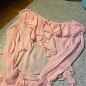 Helt oanvänd blus💘 - Helt oanvänd rosa blus , säljer för den inte kommit till användning , säljer den billig eftersom den är från shien🤍